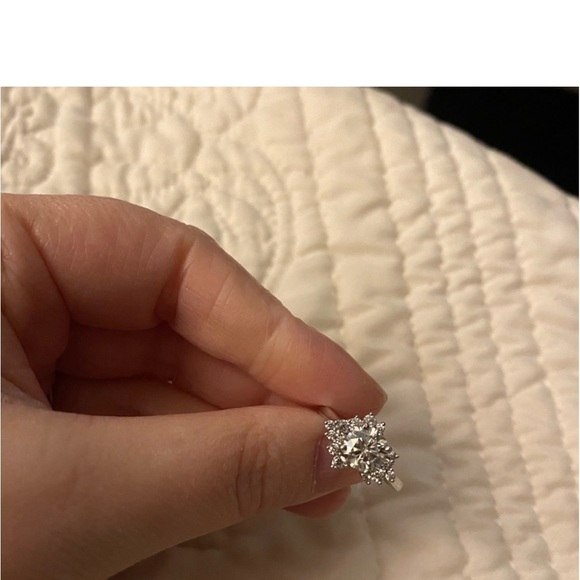 Moissanite solitaire ring asymmetrical setting - Picture 5 of 8